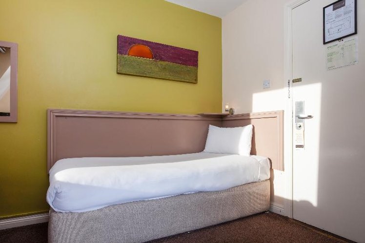SINGLE STANDARD Room