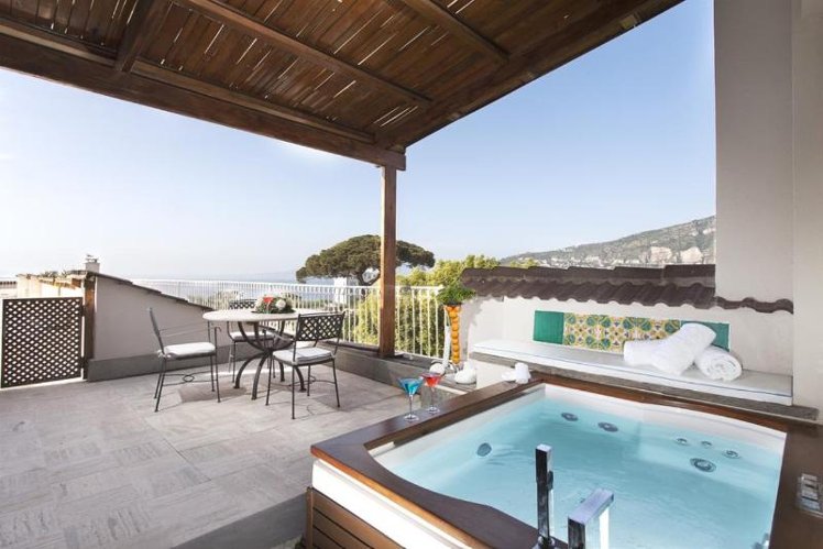 SUITE DELUXE SEA VIEW Room