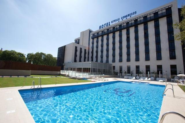 outdoor swimming pool in Hotel Ma Sevilla Congresos Hotel View 