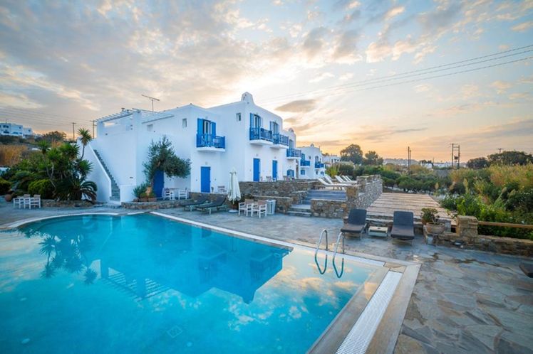  Swimming pool in Vienoulas Garden Hotel